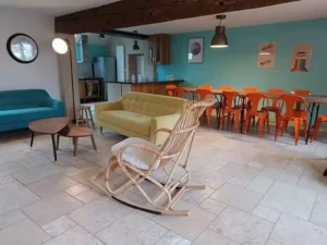 le séjour avec cheminée de de Family Ecolodge Puisaye, ouvert toute l'année