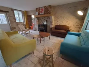 le séjour avec cheminée de de Family Ecolodge Puisaye, ouvert toute l'année