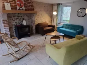 le séjour avec cheminée de de Family Ecolodge Puisaye, ouvert toute l'année