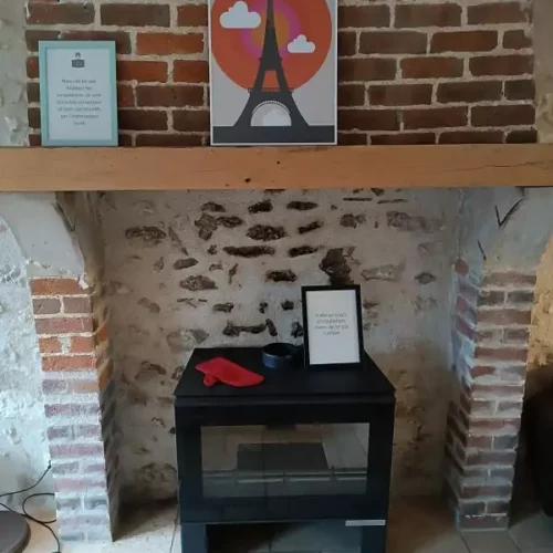 la cheminée du gite de Family Ecolodge Puisaye,, au cœur d'un domaine écologique à proximité de Paris, l'hiver bien au chaud, en février (carnval), Noël & nouvel an .