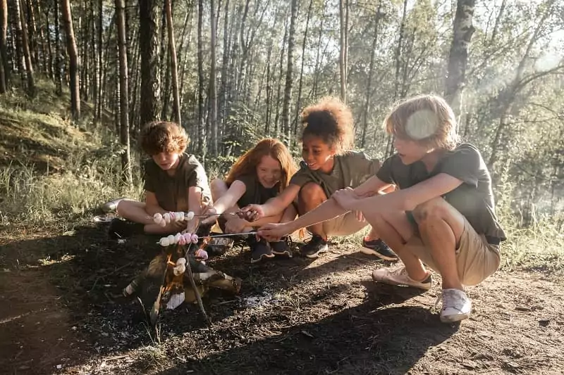 des enfants font un feu de camp, des vacances d'été inoubliables à Family Ecolodge, passer de bonnes vacances en famille dans le Loiret, Centre-Val de Loire