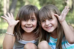 deux enfants rient et font coucou, avis clients séjour dans un éco-gîte charmant pendant vos vacances