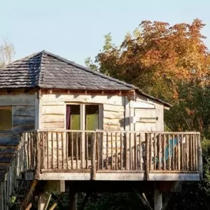 cabane perchée dans les arbres les 3 chouettes, en automne, pendant les vacances de la Toussaint
