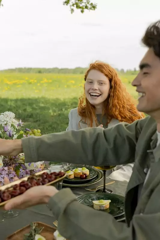 un couple prend son petit-déjeuner en pleine nature, pendant des vacances slow tourisme à Family Ecolodge Puisaye