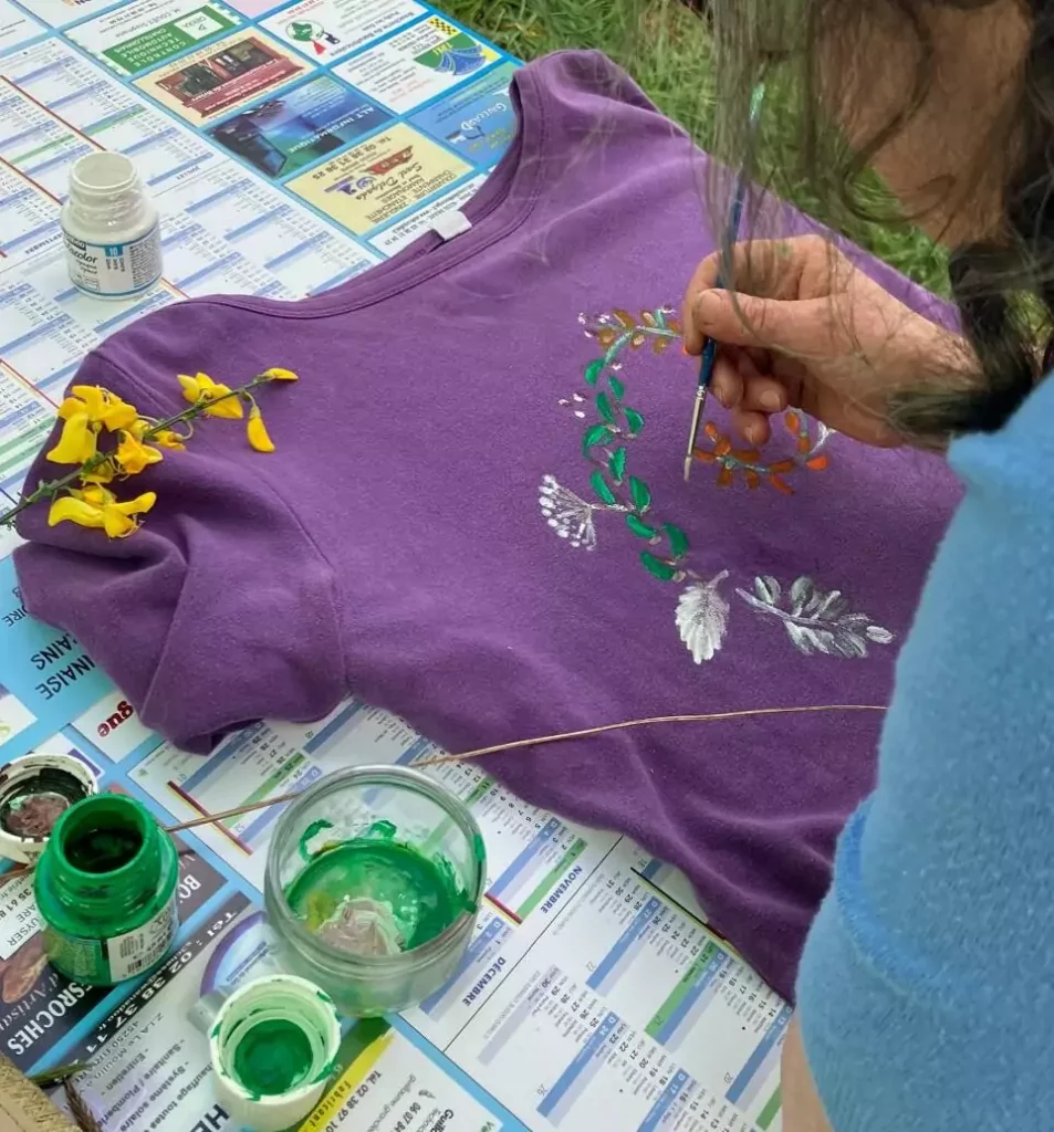 peinture végétale sur t-shirt