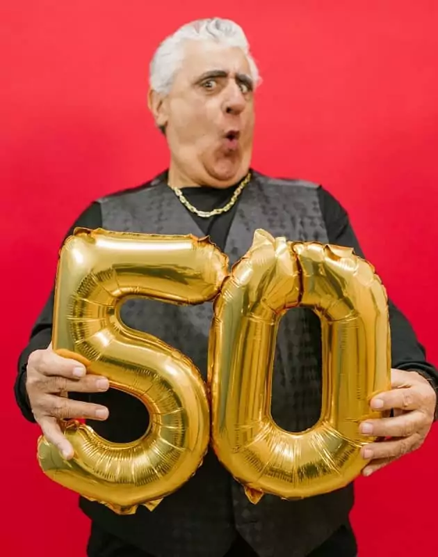 un homme est surpris d'avoir déjà 50 ans, et a choisi de fêter son anniversaire de façon originale, à Family Ecolodge Puisaye, un lieu insolite dans la région Centre