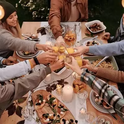 un repas convivial entre amis dans le gite de groupe Family Ecolodge Puisaye