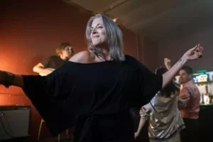 un femme danse au cours de son week-end anniversaire tout compris