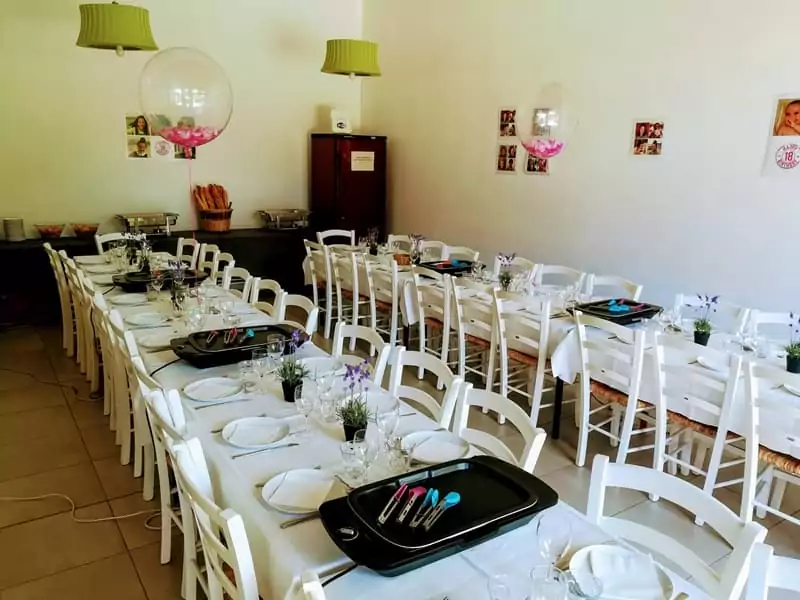 la salle à manger de Family Ecolodge Puisaye, préparée pour la formule WE en gite de groupe avec dîner à la plancha