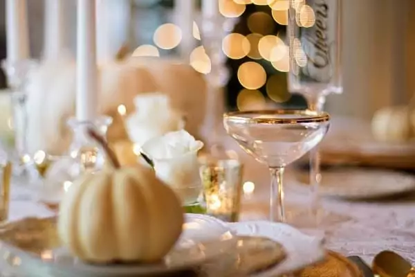 la table du repas d'un nouvel an insolite et original entre amis à Family Ecolodge Puisaye