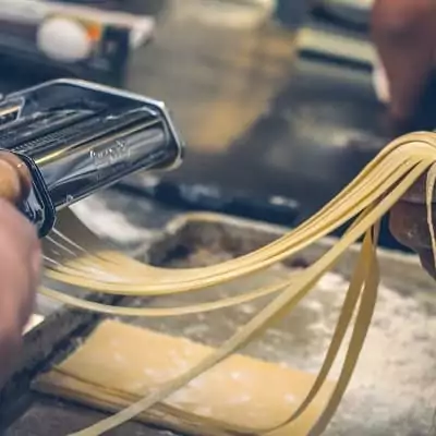 cuisiner avec vos amis, une chouette idée pour un repas d'anniversaire original