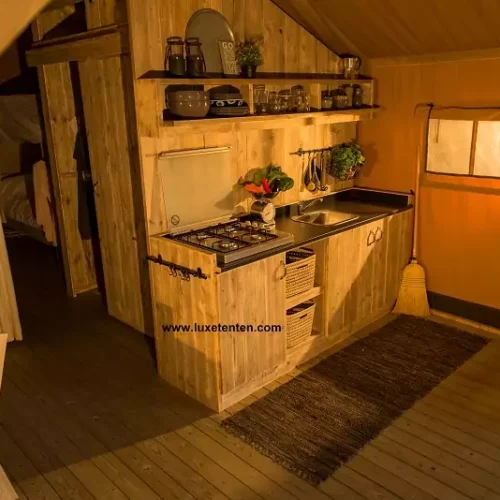 La cuisine tout équipée de notre Safari Lodge : réfrigérateur, plaques, micro-ondes... tout le confort moderne pour votre séjour glamping.
