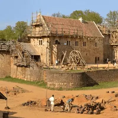 le château de Guédelon, à Treigny dans l'Yonne, à visiter pendant vos vacances insolites en famille à Family Ecolodge Puisaye
