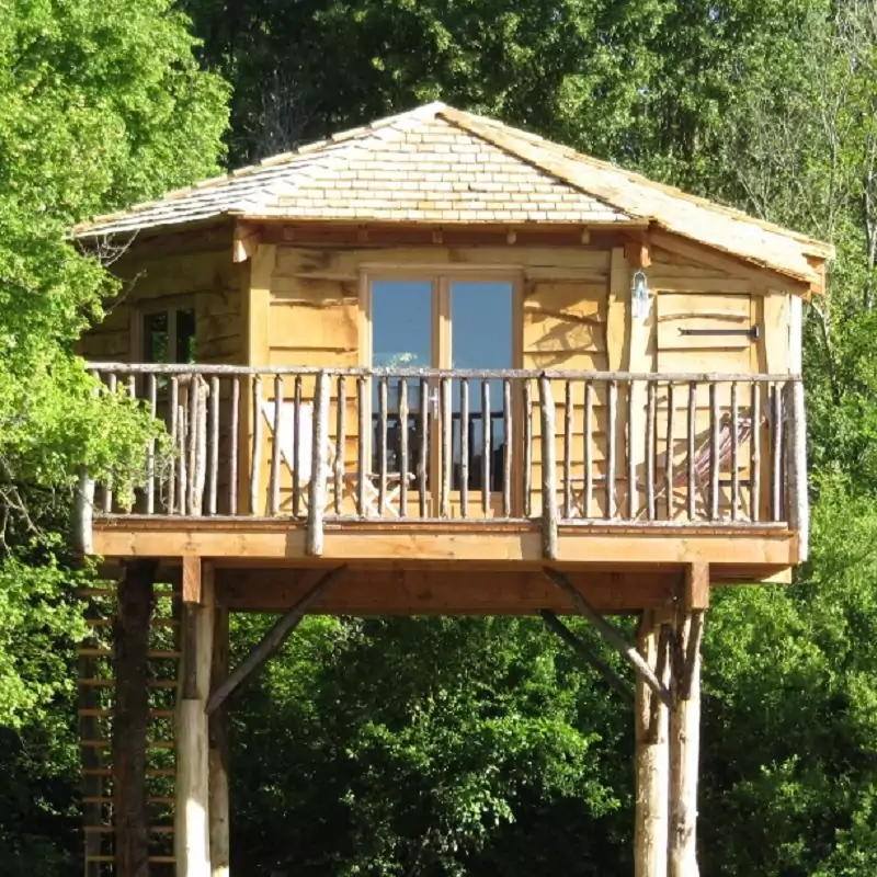 une cabane perchée les 3 chouettes de Family Ecolodge Puisaye, un lieu idéal pour organiser un anniversaire surprise pour les 18 ans sans stress