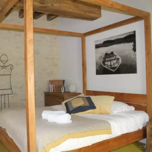 le lit à baldaquins de la chambre d'hôtes familiale de Family Ecolodge Puisaye, entre Bourgogne et Centre Val de Loire