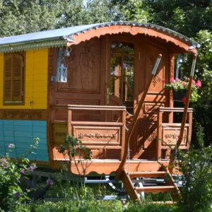 la roulotte Nain Jaune vue de face, chez Family Ecolodge Puisaye, vacances insolites et écologiques en famille