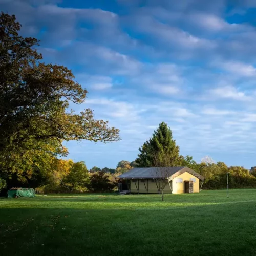 des enfants se baignent dans le lac du Bourdon, pendant leurs vacances glamping en France, Bourgogne
