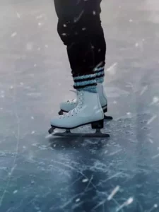 une famille fait du patin à glace à la patinoire de Gien, avant de fêter le réveillon du nouvel an en famille, avec les parents et les enfants