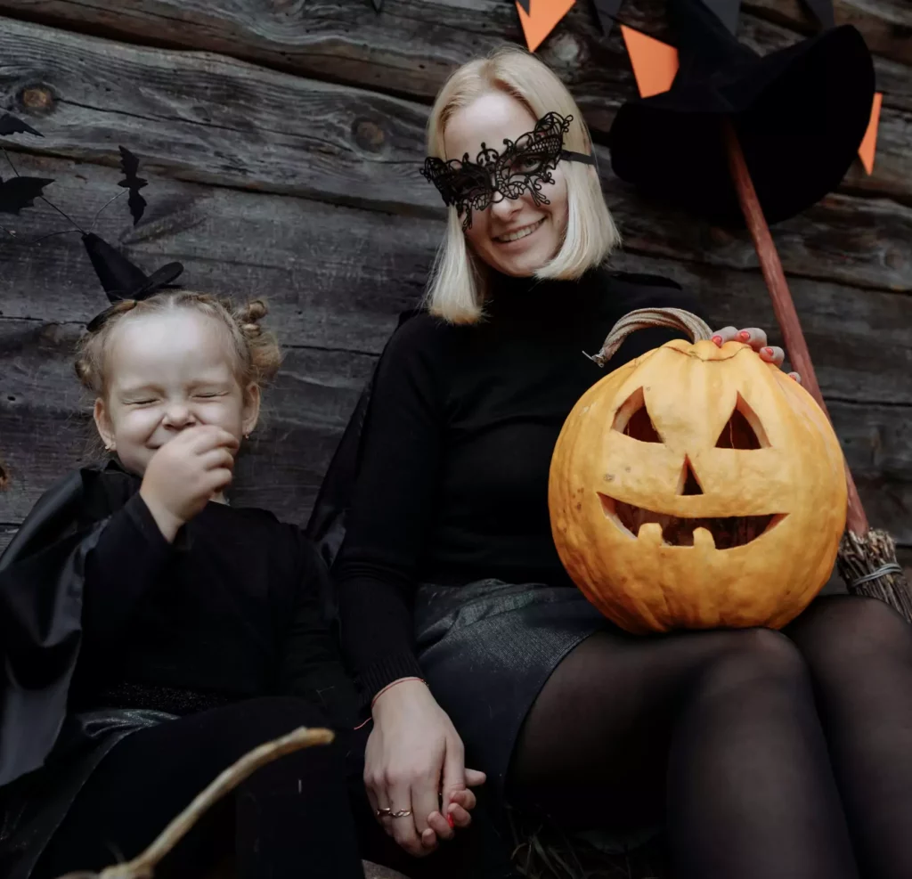 une mère et sa fille fêtent Halloween costumées