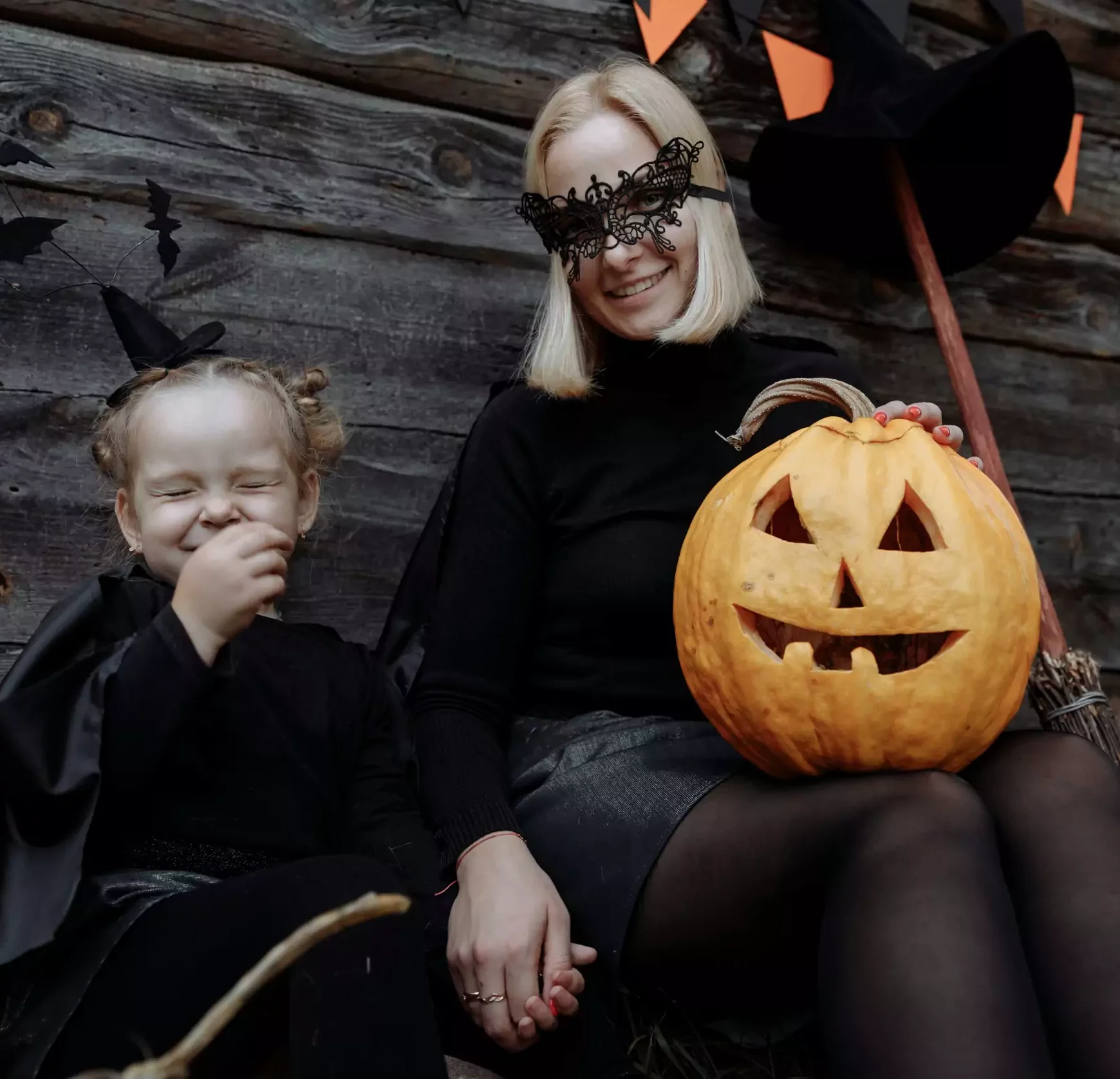 une mère et sa fille fêtent Halloween costumées