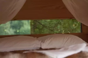 Le lit de la cabane perchée dans les arbres les 3 Chouettes, où partir en février sans ski ? Notre séjour famille à la ferme