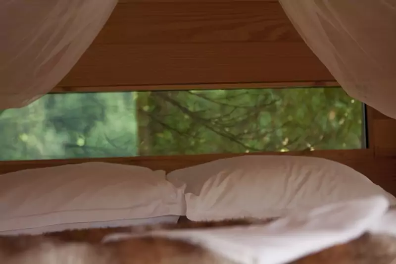 Le lit de la cabane perchée dans les arbres les 3 Chouettes, où partir en février sans ski ? Notre séjour famille à la ferme