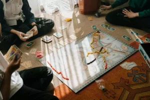 des enfants jouent à un jeu de société, une activité à faire pendant les vacances, sans quitter Family Ecolodge Puisaye