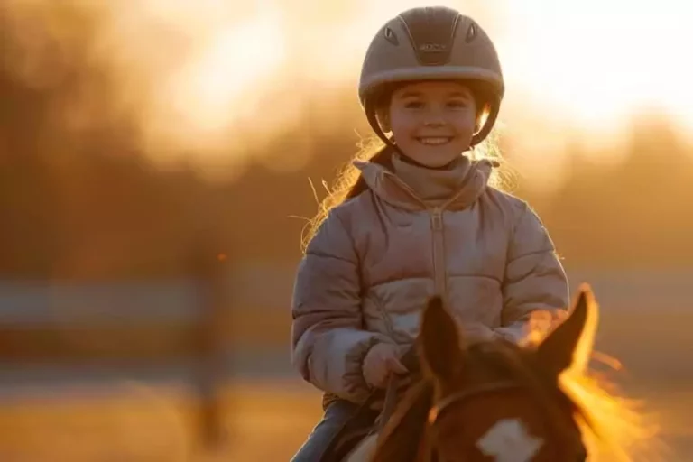 une enfant fait du cheval pendant ses vacances en famille à Family Ecolodge Puisaye, des vacances de février sans ski fun et pas chère
