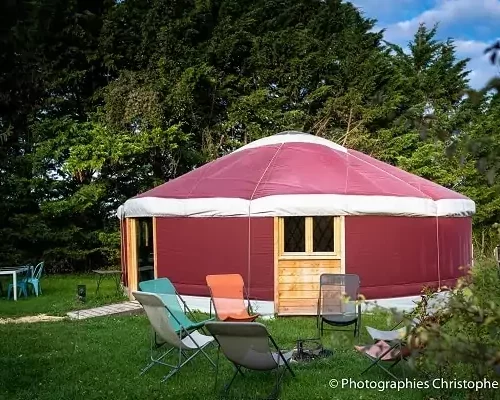 Yourte entourée de verdure au Family Ecolodge Puisaye