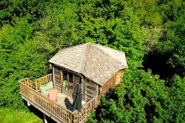 la cabane perchée les 3 chouettes, un hébergement insolite de Family Ecolodge Puisaye, pour un week-end entre amis original
