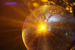une boule à facettes, ce soir c'est soirée disco & boum, une animation vacances gratuite de Family Ecolodge Puisaye