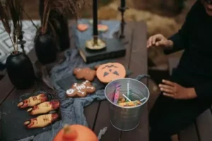 un atelier de fabrication de décoration pour Halloween, une animation vacances gratuite de Family Ecolodge Puisaye