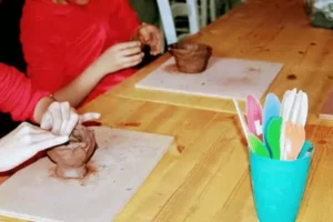 un atelier terre, créer une poterie non cuite de ses mains, une animation vacances gratuite de Family Ecolodge Puisaye