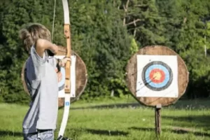 un garçon fait du tir à l'arc, une animation vacances gratuite de Family Ecolodge Puisaye