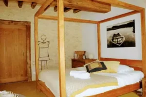le lit à baldaquins de la chambre parentale de Family Ecolodge Puisaye