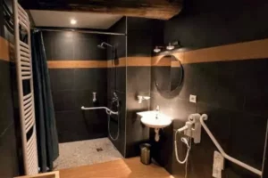 la salle de bains PMR d'une des chambres de la suite familiale de Family Ecolodge Puisaye