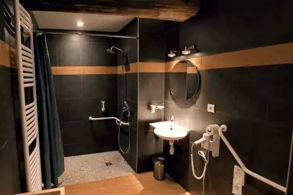 la salle de bains PMR d'une des chambres de la suite familiale de Family Ecolodge Puisaye