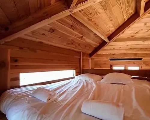 le lit parental de la cabane perchée dans les arbres de Family Ecolodge Puisaye les 3 Chouettes