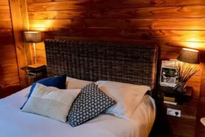 le lit so cosy de la cabane sur l'eau "Libellule", chez Family Ecolodge Puisaye