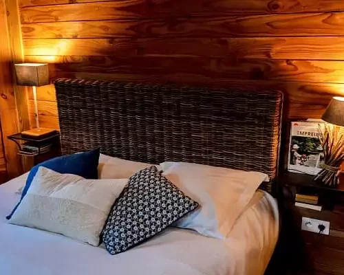 le lit so cosy de la cabane sur l'eau "Libellule", chez Family Ecolodge Puisaye