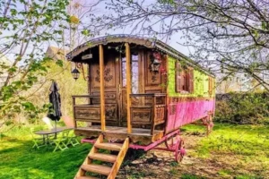 la roulotte diabolo de Family Ecolodge Puisaye vue de l'extérieur