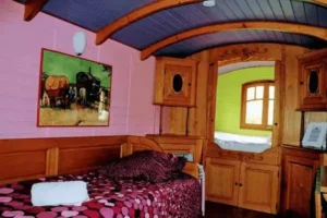 intérieur de la roulotte Diabolo, chez Family Ecolodge Puisaye