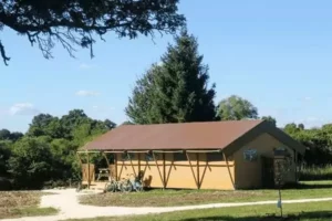 la tente safari Renard vue de l'arrière chez Family Ecolodge Puisaye