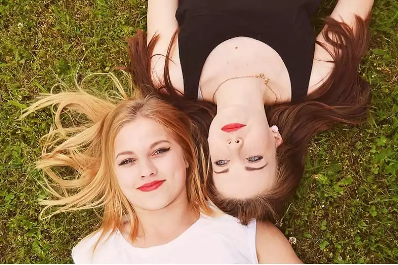 des jeunes filles réunies pour fêter un anniversaire surprise pour des 18 ans, à Family Ecolodge Puisaye