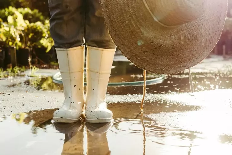 un enfant a enfilé ses bottes de pluie pour s'amuser quand il pleut