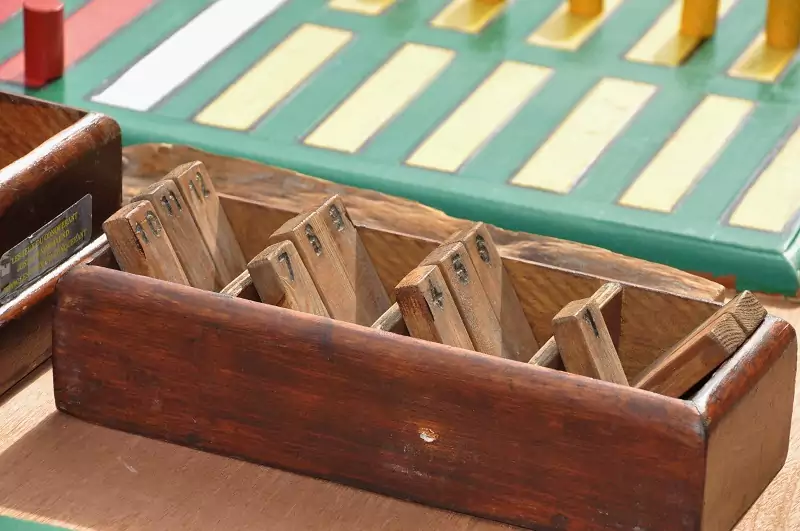 un jeu d'antan en bois, une chouette activité à faire à Family Ecolodge Puisaye quand il pleut