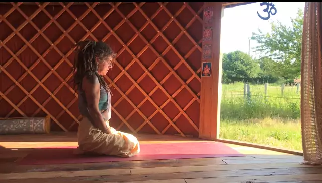 faire du yoga sous la yourte à deux pas de Family Ecolodge