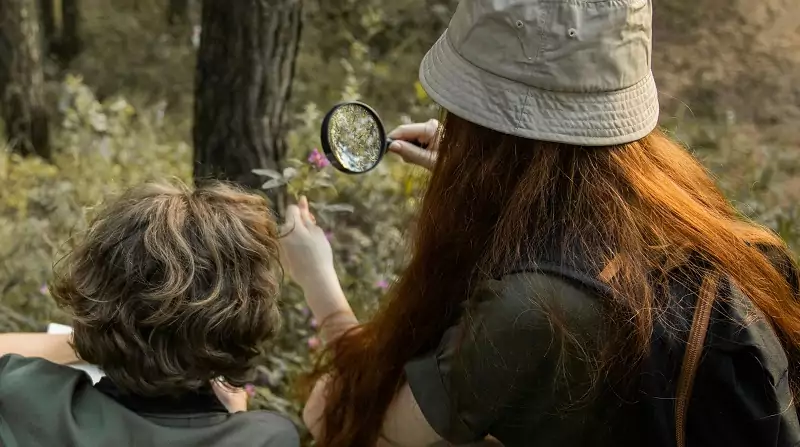 deux personnes explorent la nature à Family Ecolodge