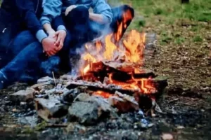 des enfants devant un feu de camp, pendant leurs vacances en famille à Family Ecolodge Puisaye