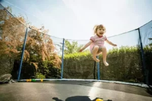 une enfant saute dans le trampoline, une activité gratuite pendant un week-end en famille à Family Ecolodge Puisaye